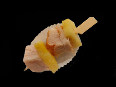 Spiesje met kip en ananas